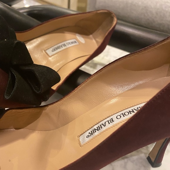 Manolo Burgundy Swede heels with black bow - Picture 2 of 11